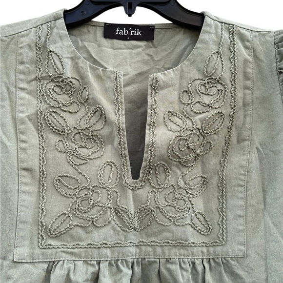 Fab'rik Women's Olive Green Embroidered Split Neck Flutter Sleeve Top Size Large - Picture 4 of 5